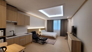 디럭스룸, 주방 | 책상, 암막 커튼, 무료 WiFi, 침대 시트