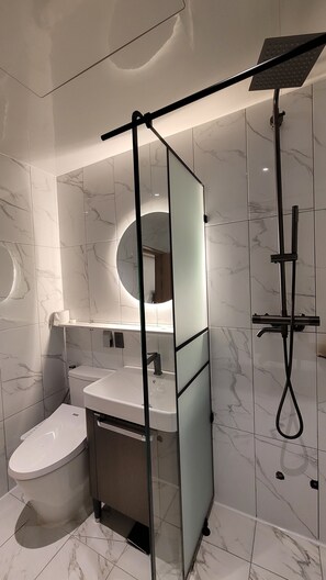 Bañera con ducha, artículos de tocador gratuitos, secador de pelo