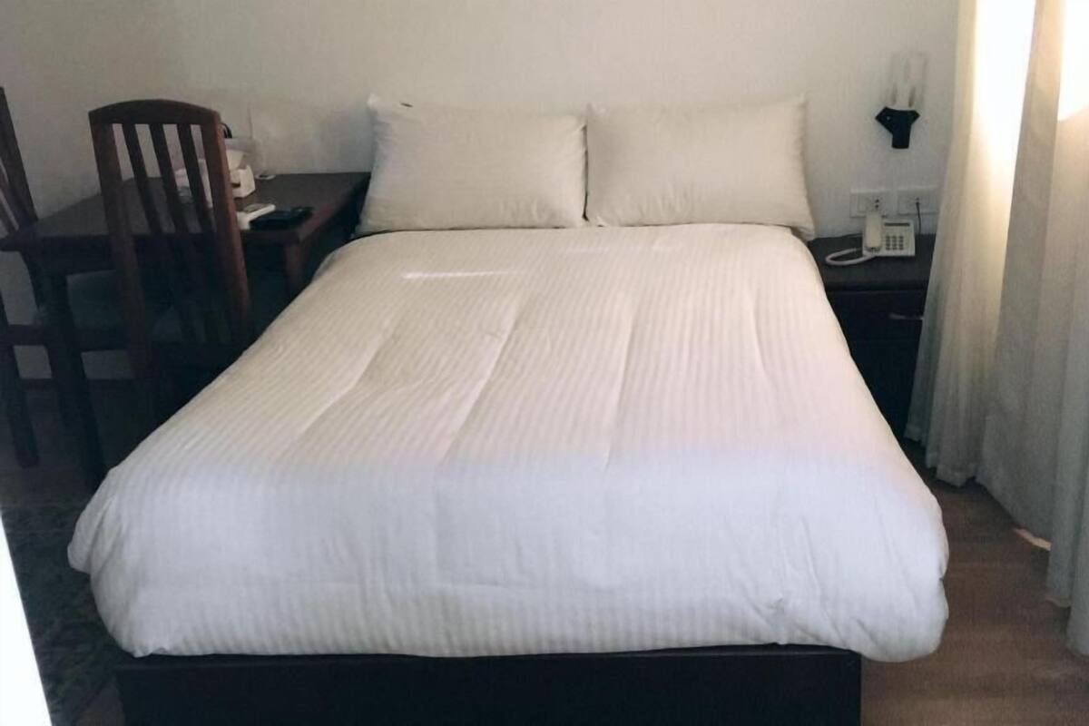 Frigobar, cortinas blackout, ferros/tábuas de passar roupa