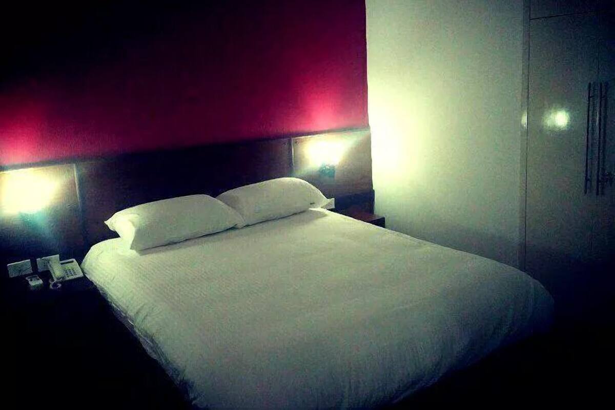 Quarto casal júnior | Frigobar, cortinas blackout, ferros/tábuas de passar roupa