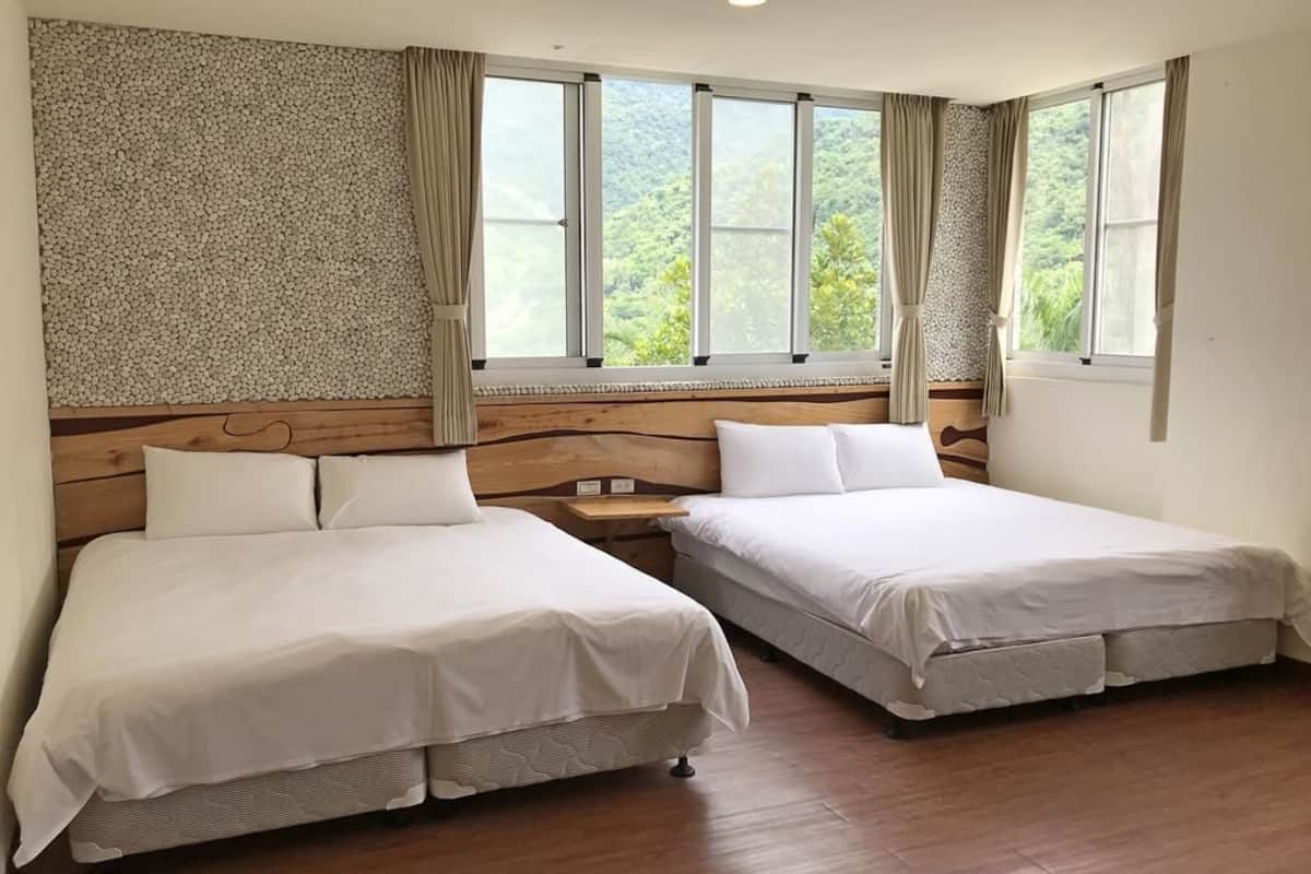 Habitación cuádruple | Escritorio, cortinas opacas, sistema de insonorización