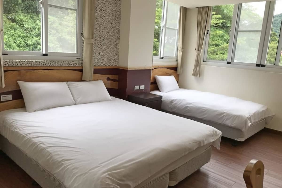 Habitación triple | Escritorio, cortinas opacas, sistema de insonorización