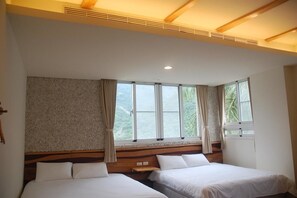 Quarto quádruplo | Escrivaninha, cortinas blackout, quartos à prova de som