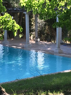 Hồ bơi ngoài trời phục vụ theo mùa