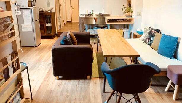 Un salon moderne comprenant un canapé, une table à manger et un coin cuisine.