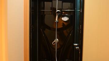 Ferienhaus (Private Vacation) | Badezimmer