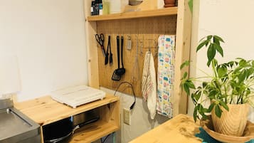 Maison (Private Vacation) | Coin cuisine privé | Réfrigérateur, micro-ondes, plaque de cuisson, cuiseur de riz