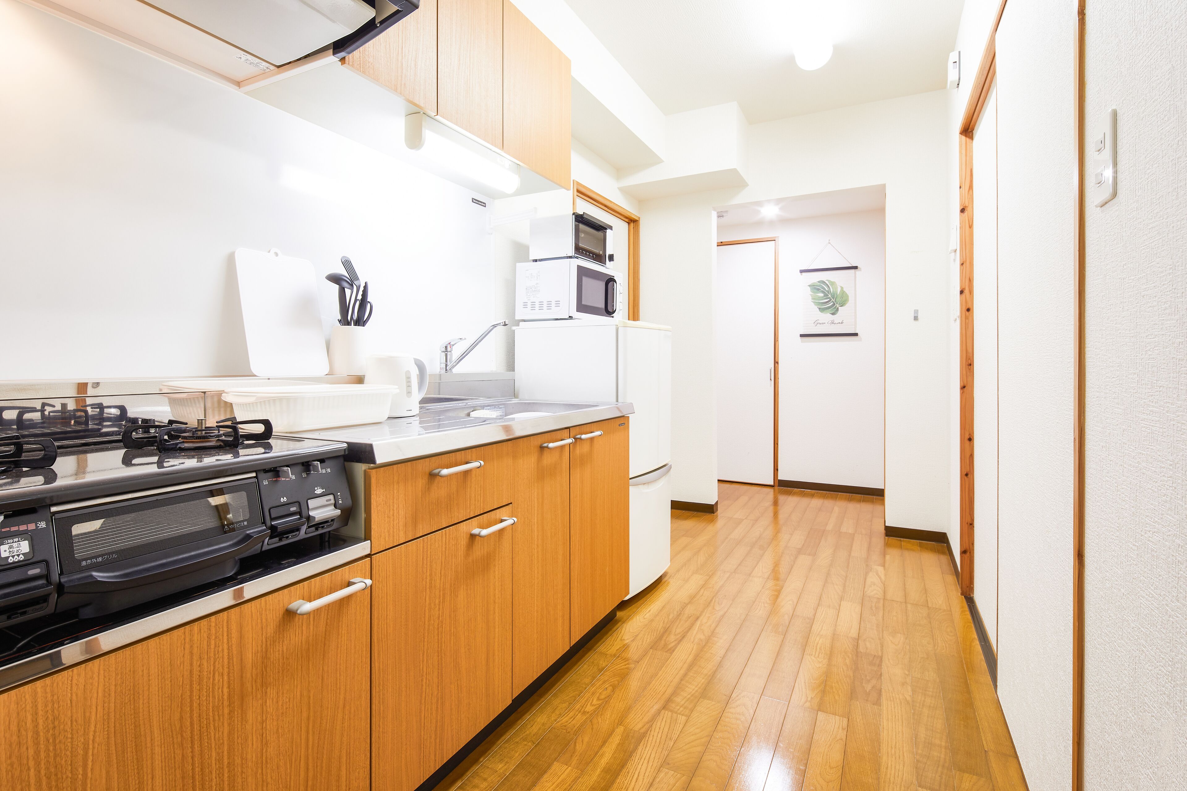 Lemari es, microwave, kompor, dan ketel listrik