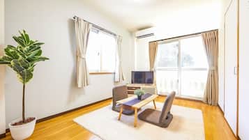 32-inch LCD TV with digital channels, TV