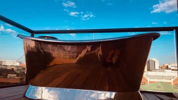 Luxury Apartment, 1 Bedroom | Deep-soaking bathtub