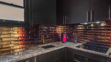 Lemari es, microwave, oven, dan kompor