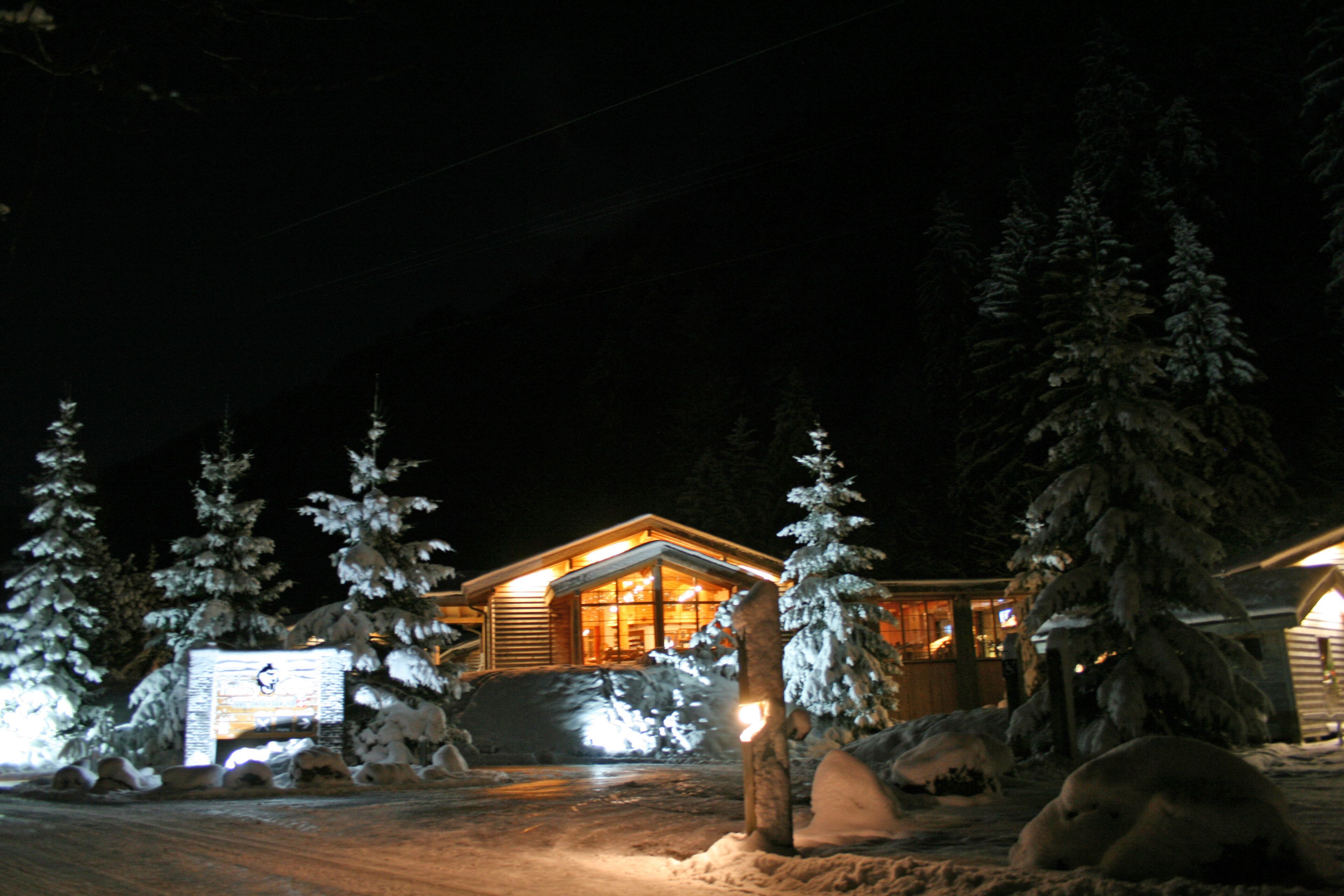 Vista frontal de la propiedad por la tarde o noche