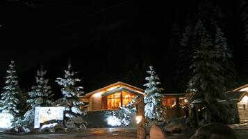 Voorkant accommodatie - avond/nacht