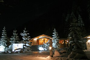 Vista frontal de la propiedad por la tarde o noche