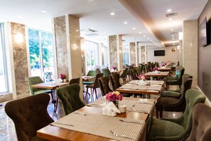Free daily buffet breakfast  - Khazar Palace Hotel & Restaurant (Lankaran)