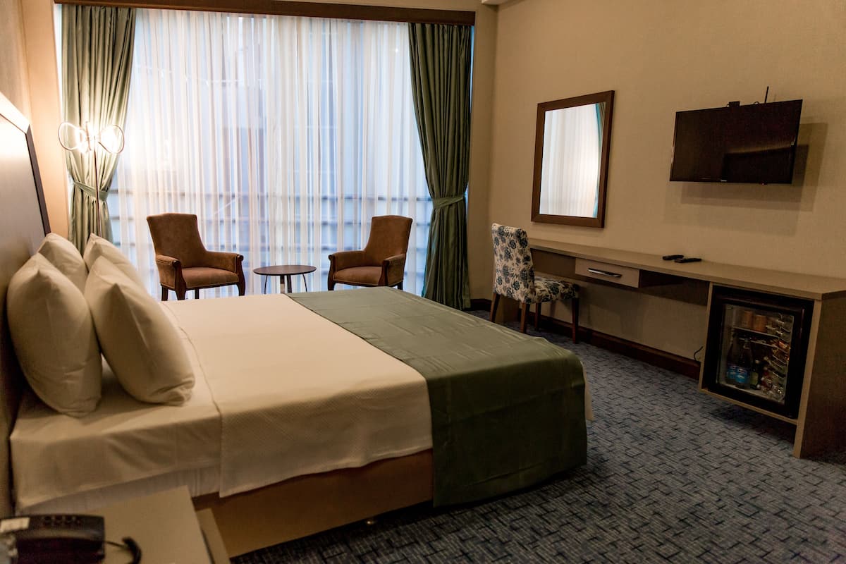 Standaard tweepersoonskamer | Een minibar, een kluis op de kamer, verduisterende gordijnen