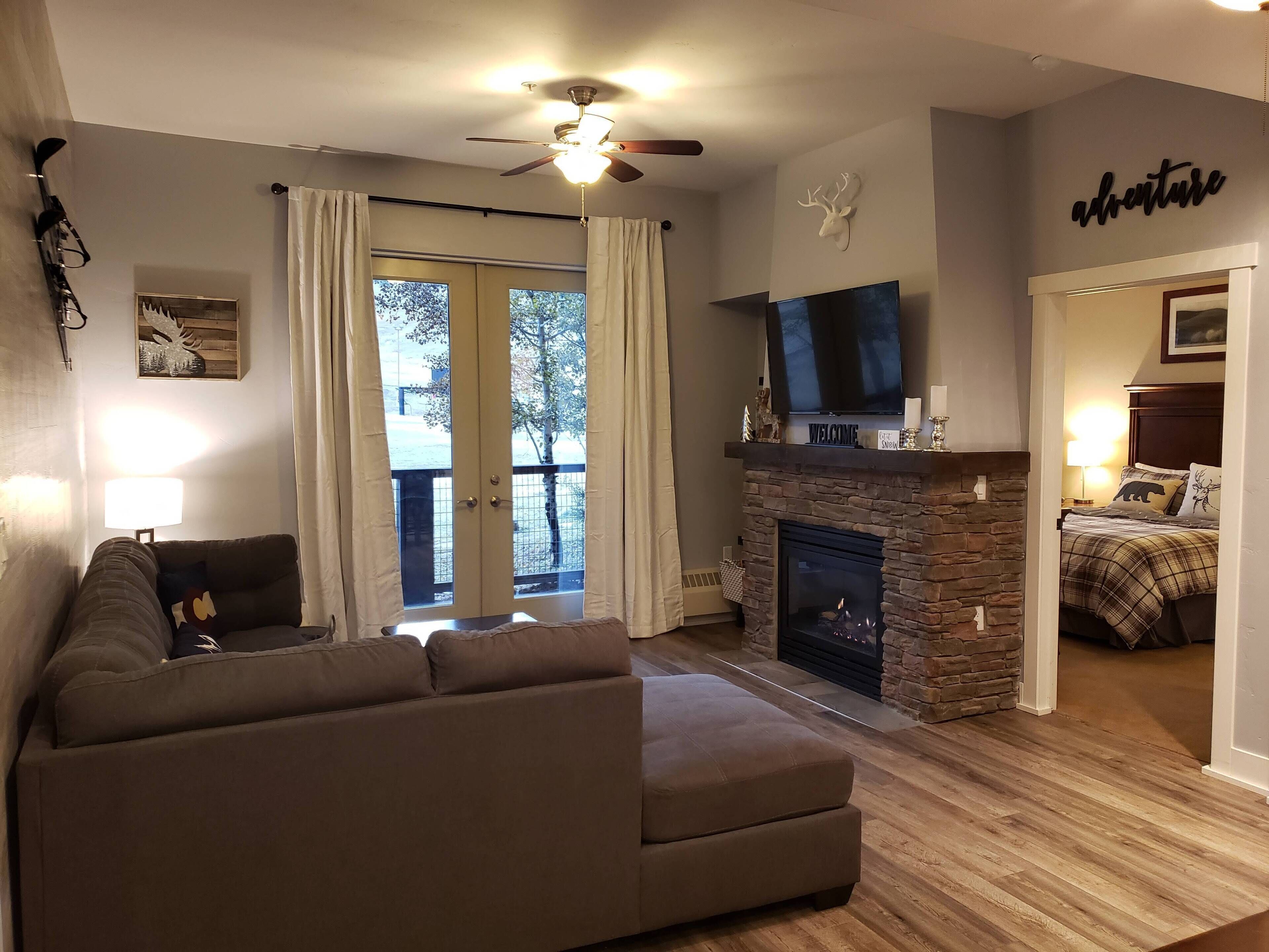 Few Steps to Lift: Modern Ski-In/Ski-Out 2bed/2bath Condo in Basecamp, AC in 1BR