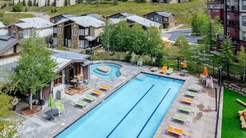 Een buitenzwembad, een verwarmd zwembad