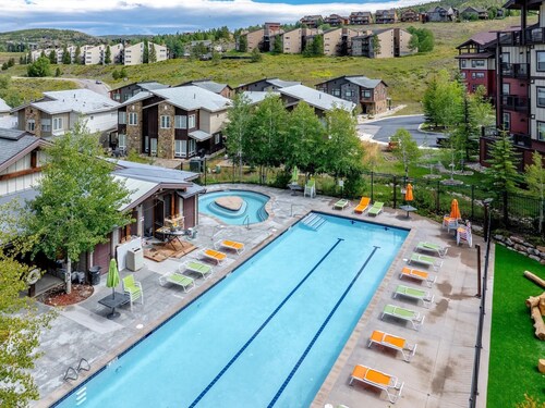 Pocos pasos para levantar: Condominio moderno de entrada / salida de esquí 2bed / 2bath en Basecamp