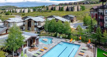 Few Steps to Lift: Cozy Ski-In/Ski-Out 2bed/2bath Condo in Basecamp, AC in 1BR