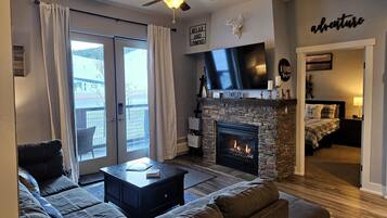 Een smart-tv, een open haard en een computerscherm