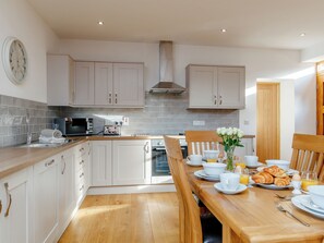 Diskmaskin, barnstol och frys