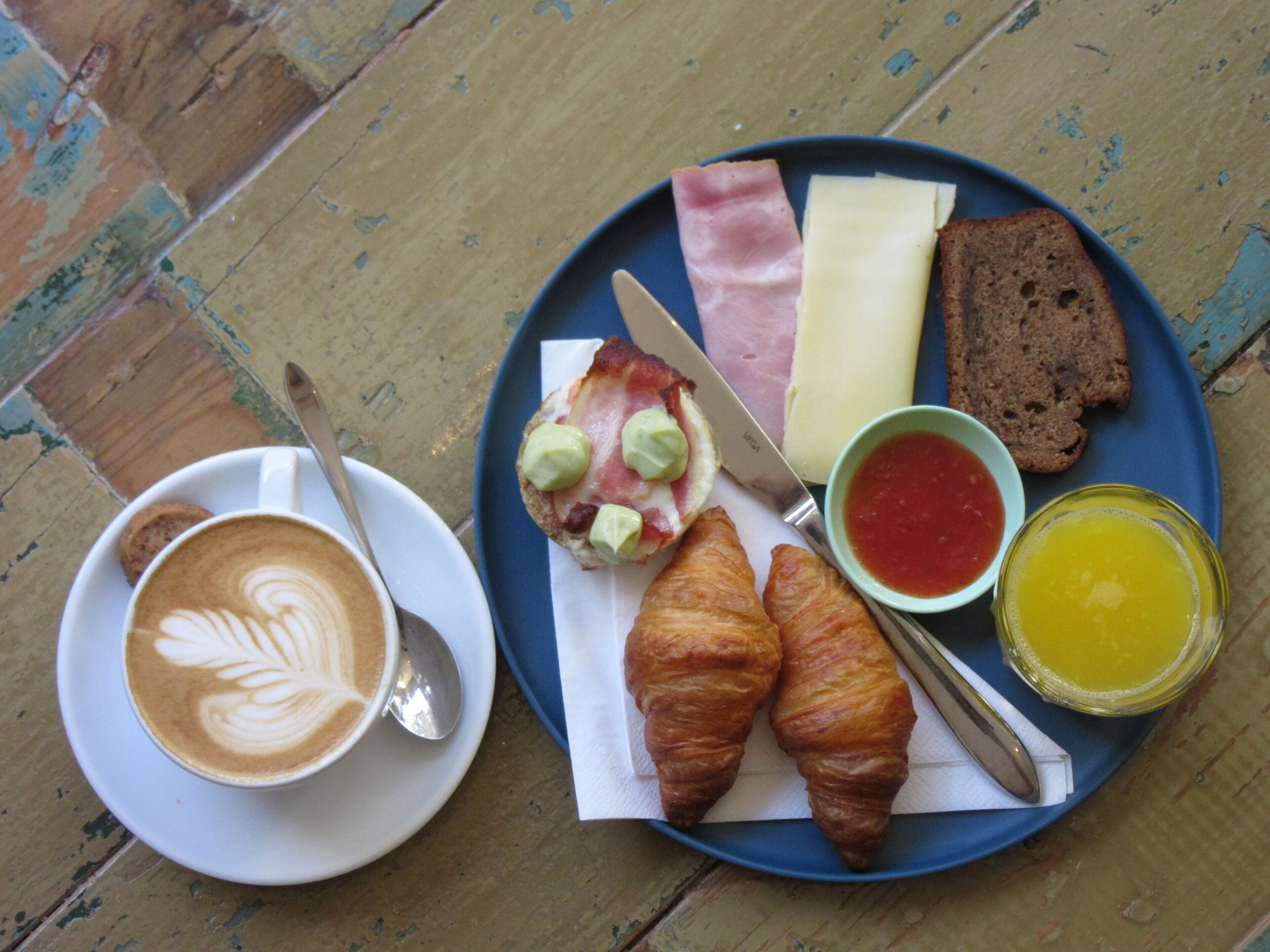 daily full breakfast (eur 9 per person)