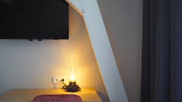 Single Room (Champillion) | Living area | Flat-screen TV