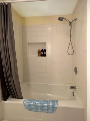 Ensemble douche/baignoire, sèche-cheveux, serviettes fournies, savon