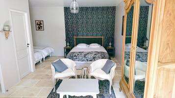 Quarto com cama, duas cadeiras, mesa, guarda-roupa e espelho.