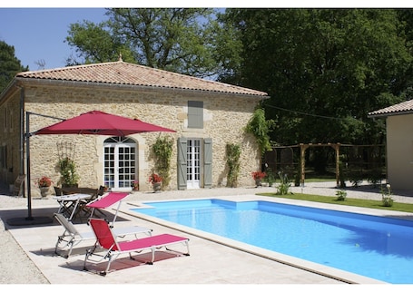 Seasonal outdoor pool, pool loungers. Domaine du Bois Seguin