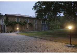 Front of property - evening/night - Domaine du Bois Seguin (Saint-Pardon-de-Conques)