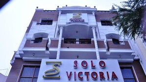 A building with a sign that reads "SOLO VICTORIA". - Hotel Solo Victoria (New Delhi)