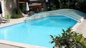 Piscine extérieure (ouverte en saison), parasols de plage