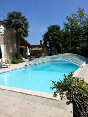 Seasonal outdoor pool, pool umbrellas, pool loungers - Le Clos d'Any (Fontet)