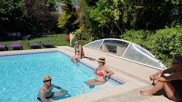 Sæsonbestemt udendørs pool, parasoller, liggestole