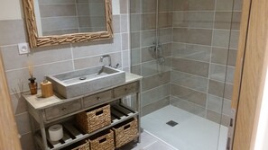 Chambre Double (Limbé) | Douche de la salle de bain