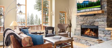 Una televisión, una chimenea