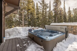 Tina de hidromasaje al aire libre