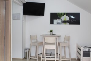 Room (3) | In-room dining