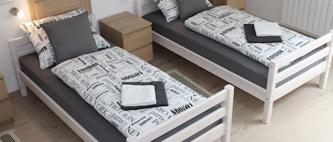 Room (3) | Meja, kalis bunyi, Wi-fi percuma, cadar katil