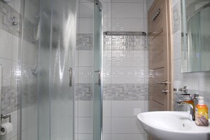 Room (1) | Bathroom | Shower, hair dryer, towels, toilet paper - Sobe-Rooms Kvatric (Zagreb)