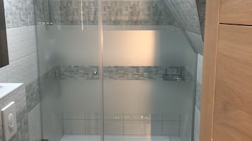 Quarto (4) | Banheiro | Chuveiro, secador de cabelo, toalhas de banho, papel higiênico