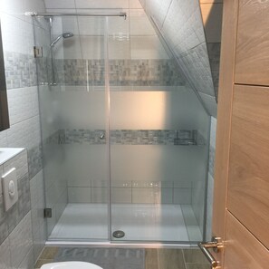 Chambre (4) | Salle de bain | Douche, séchoir à cheveux, serviettes fournies, papier de toilette