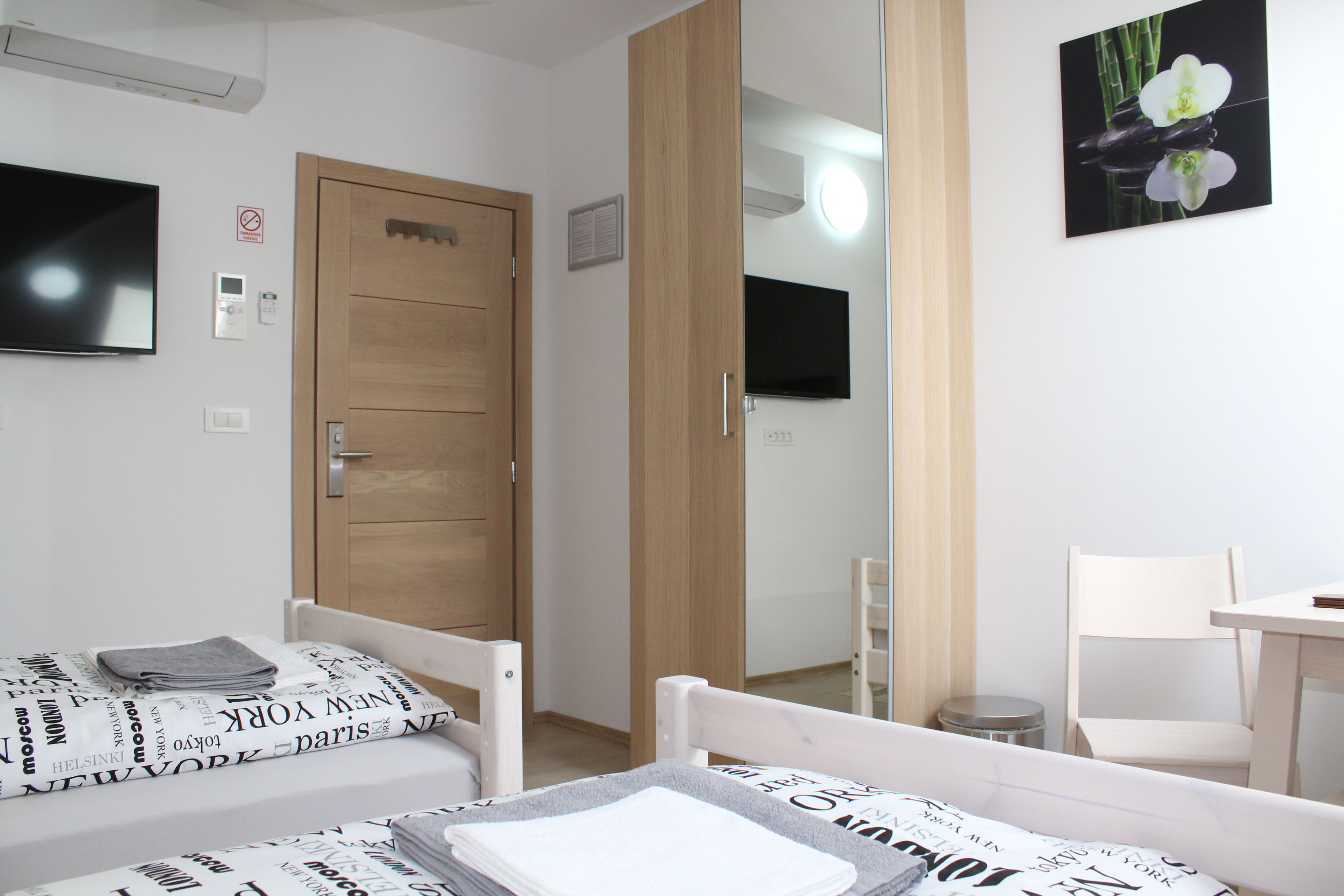 Room (1) | Living area | Flat-screen TV