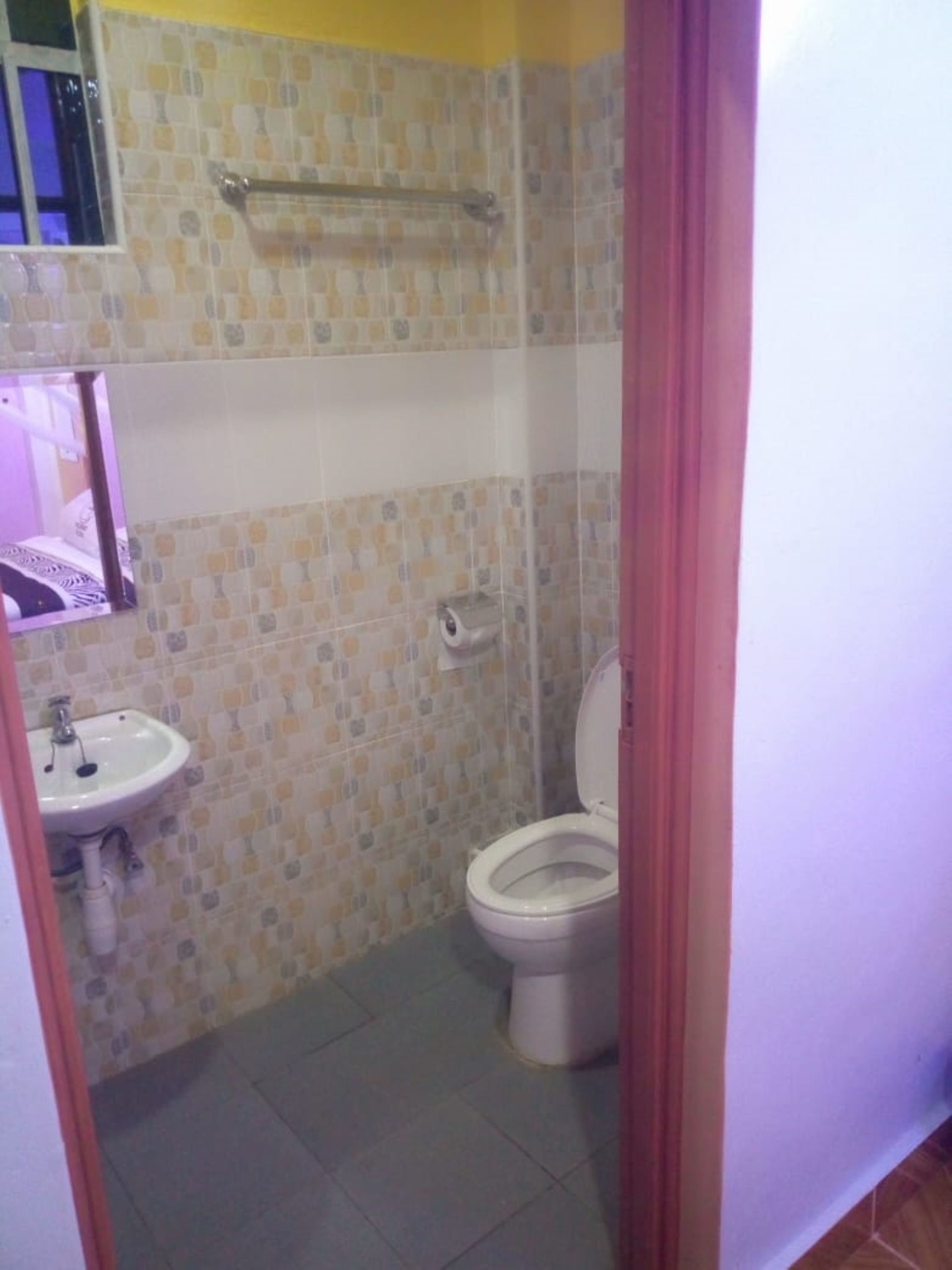 Twin Room | Bathroom | Shower, free toiletries, slippers, towels