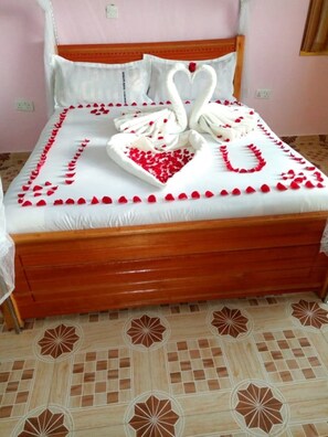 Escritorio, wifi gratis y ropa de cama 
