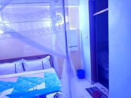 Escritorio, wifi gratis, ropa de cama