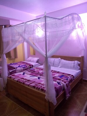 Escritorio, wifi gratis y ropa de cama 