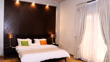 Rom – deluxe | Minibar, safe på rommet, skrivebord og skrivebord for bærbar PC